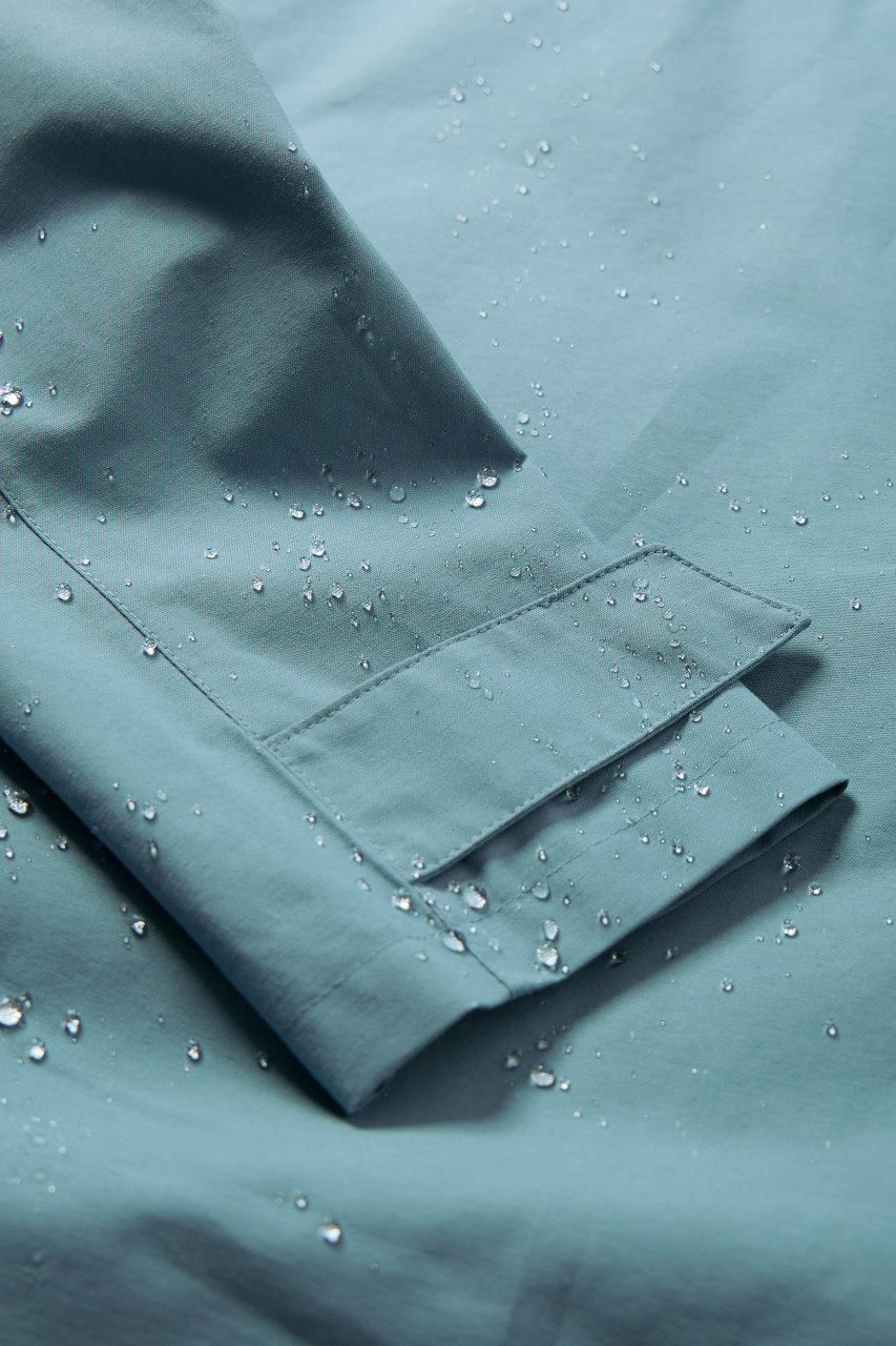 Detailansicht von einer Damen Regenjacke