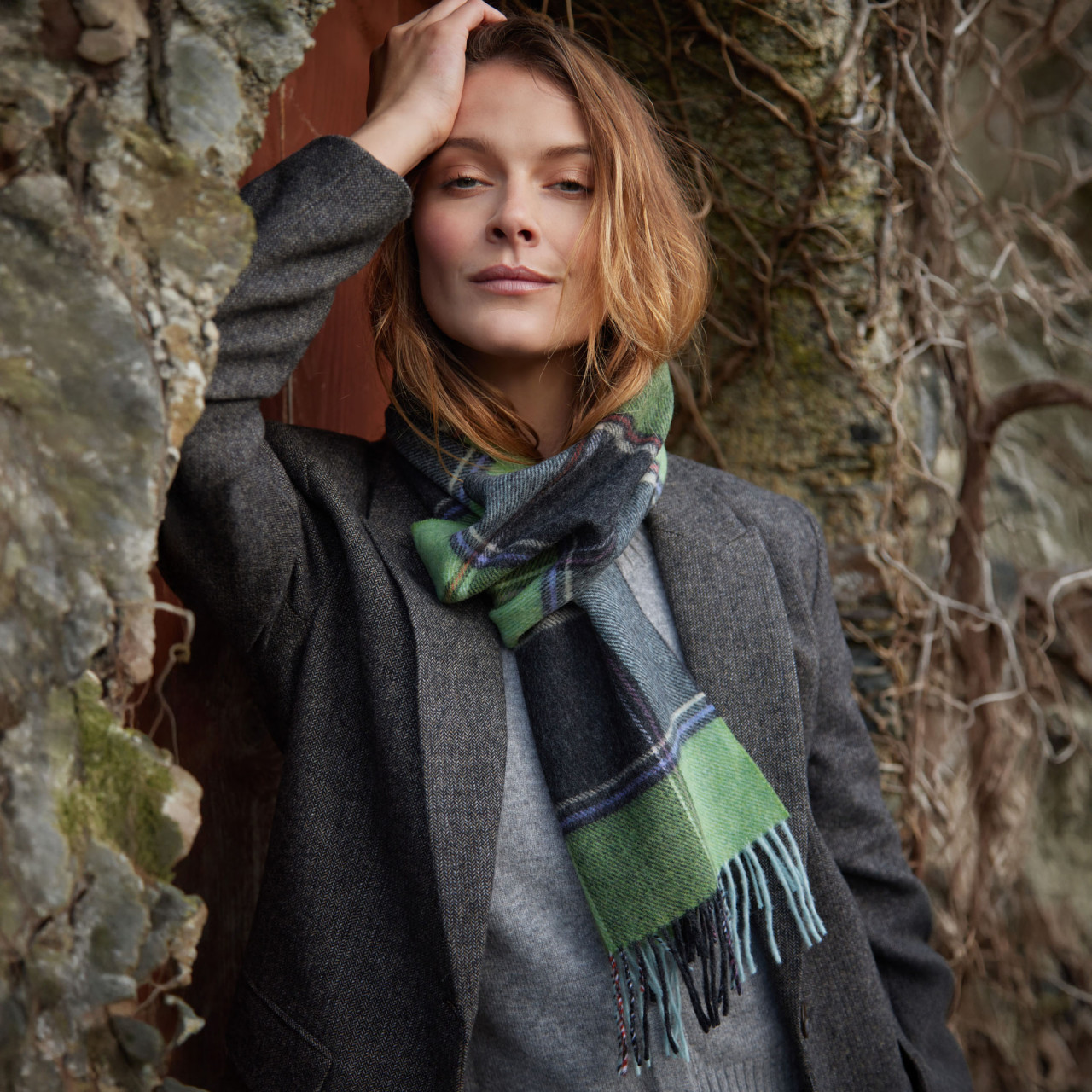 Unisex Schal  - Model Outdoor Mood-Bild  - Seitenansicht