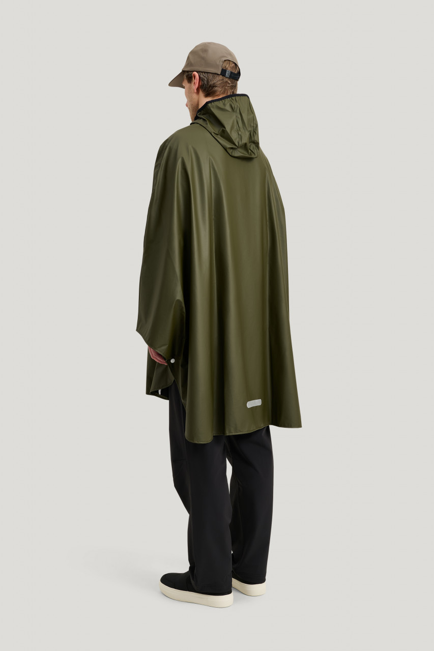 Mann trägt ein Regenponcho oliv grün von Tretorn  - Rückseite