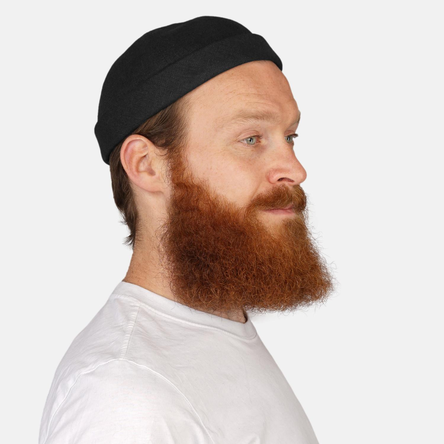 Docker Cap Schwarz Leinen von Hanseheld - Model-Foto - Seitenansicht