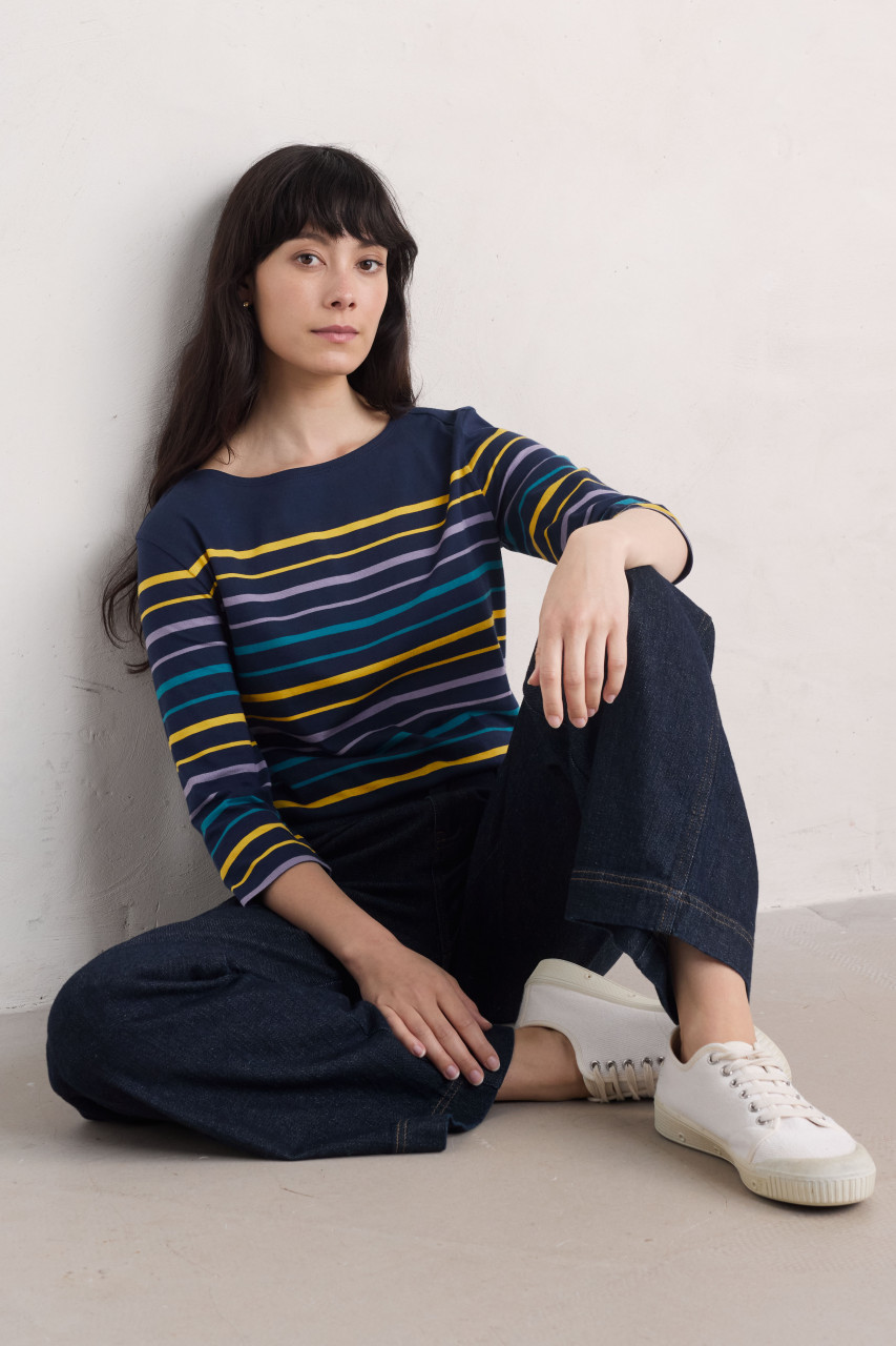 Model trägt Streifenshirt blau
