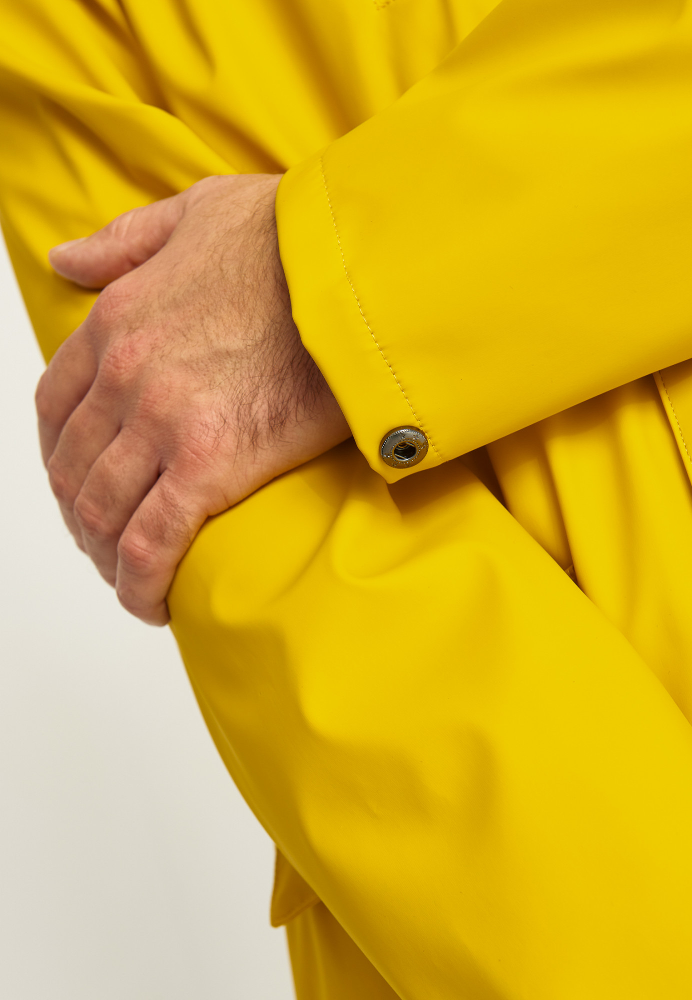 Detailansicht von einer Regenjacke Gelb von derbe