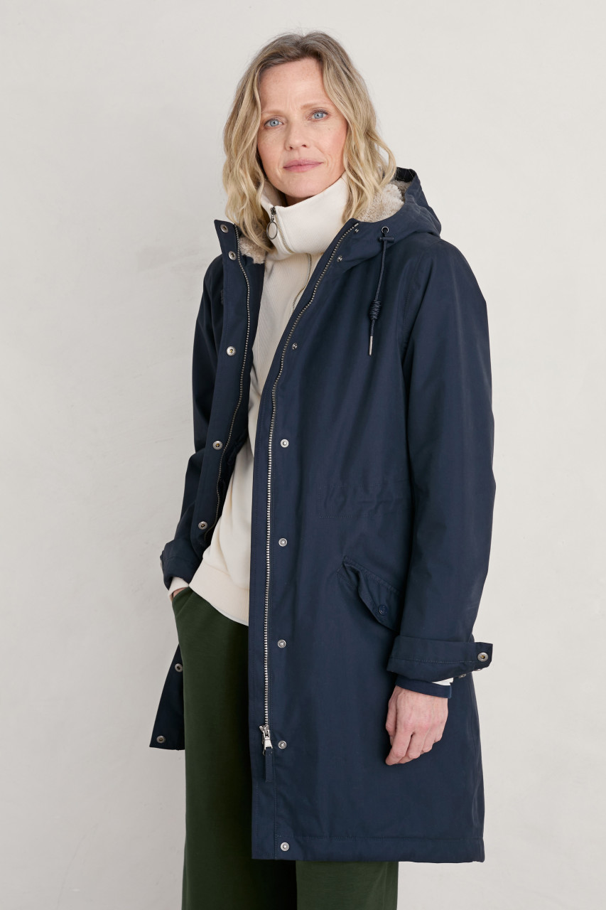 Model trägt eine Regenjacke dunkelblau midnight von Seasalt Cornwall