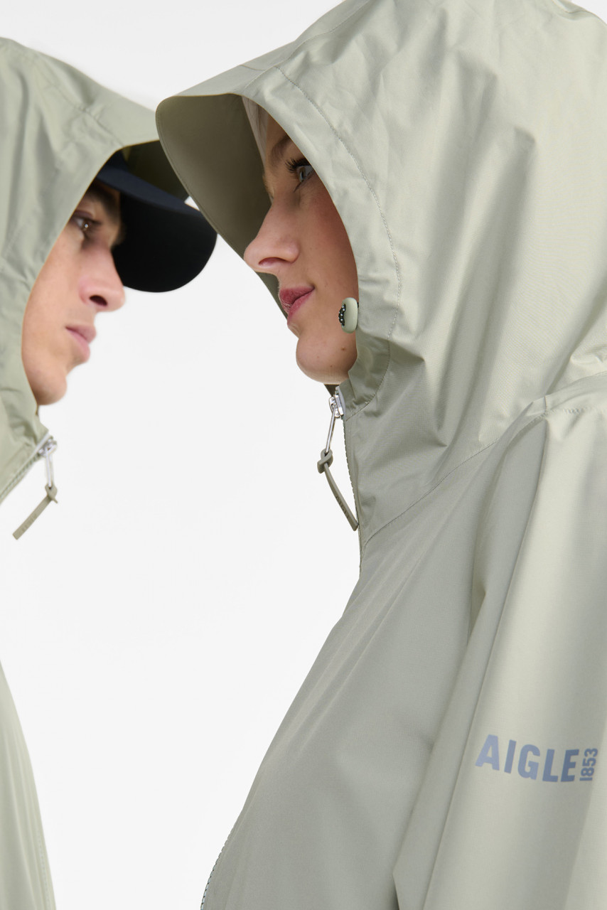 Model trägt eine Regenjacke grün von Aigle - Seitlich