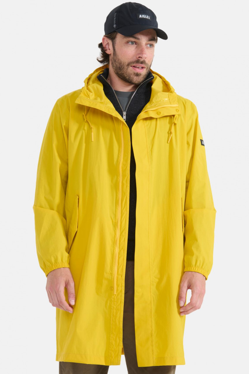 Männliches Model trägt Herren Regenjacke