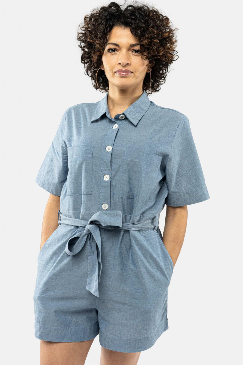 Weibliches Model trägt Jumpsuit Blau Sanela von MELA