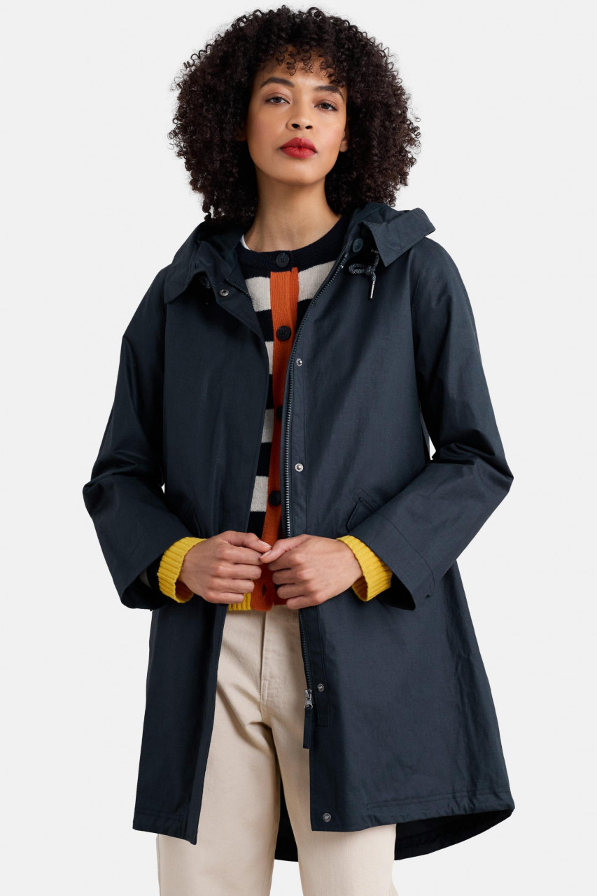 Weibliches Model trägt Regenjacke Blau Seafaring Coat von Seasalt Cornwall