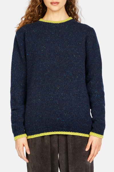 Frau trägt Pullover Blau Slaney von IrelandsEye