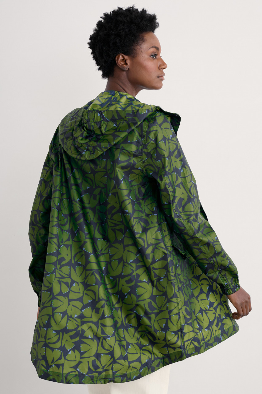 Weibliches Model trägt Damen Regenjacke - Rückseite