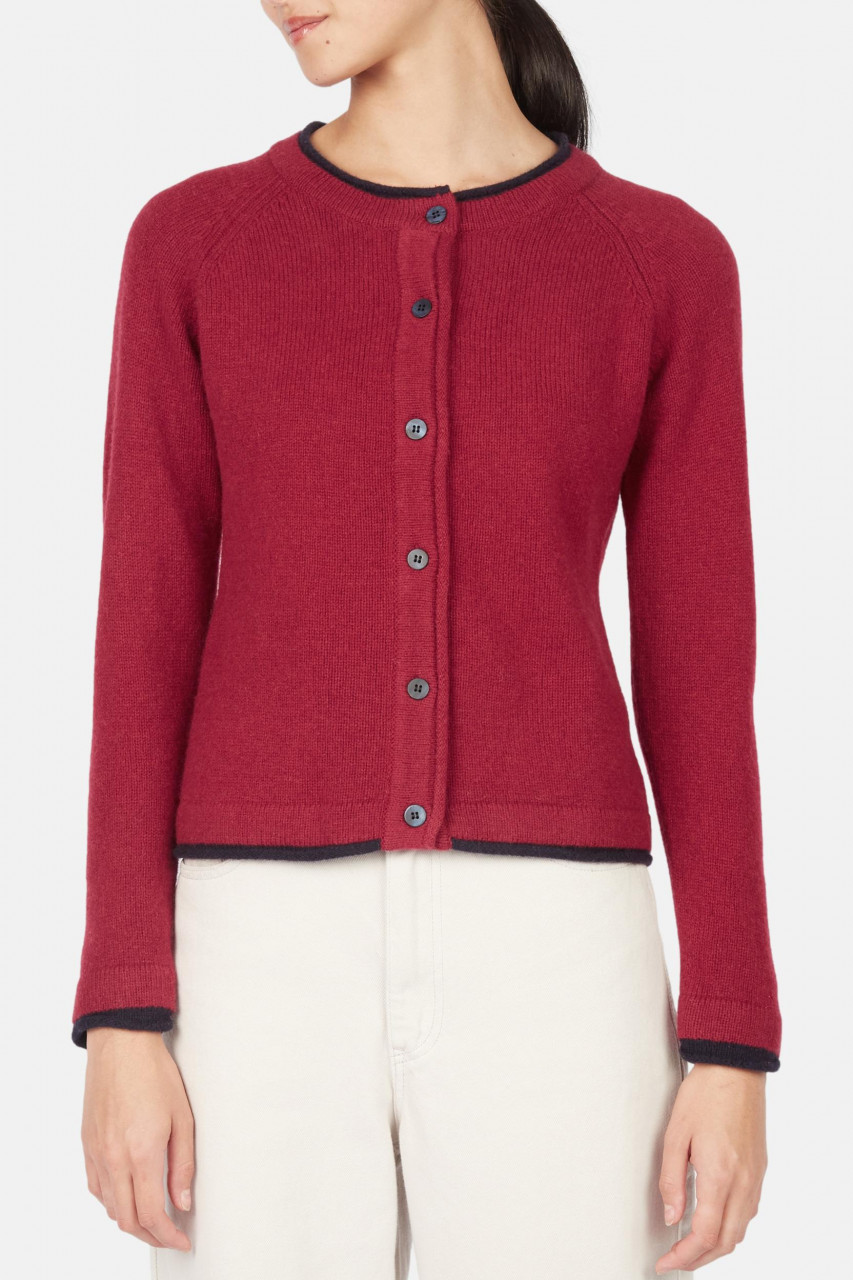 Frau trägt Strickjacke Rot Killiney von IrelandsEye