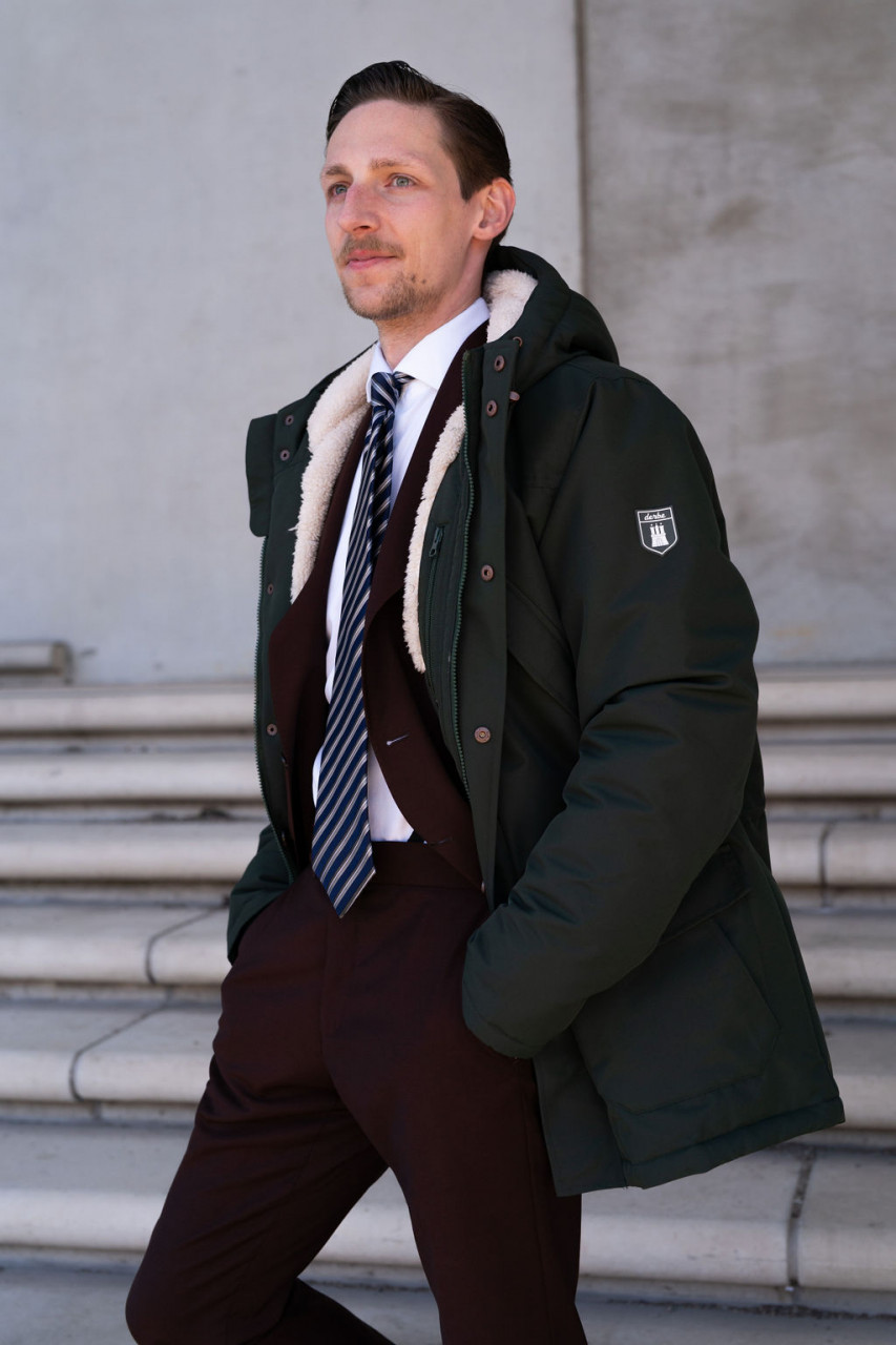 Model trägt Winterjacke blau - Seite
