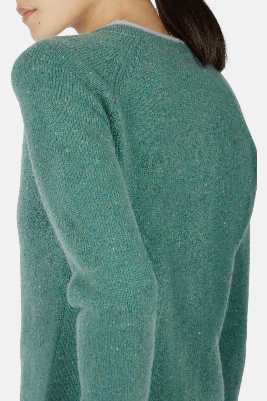 Weibliches Model trägt eine Strickjacke  - Rückansicht