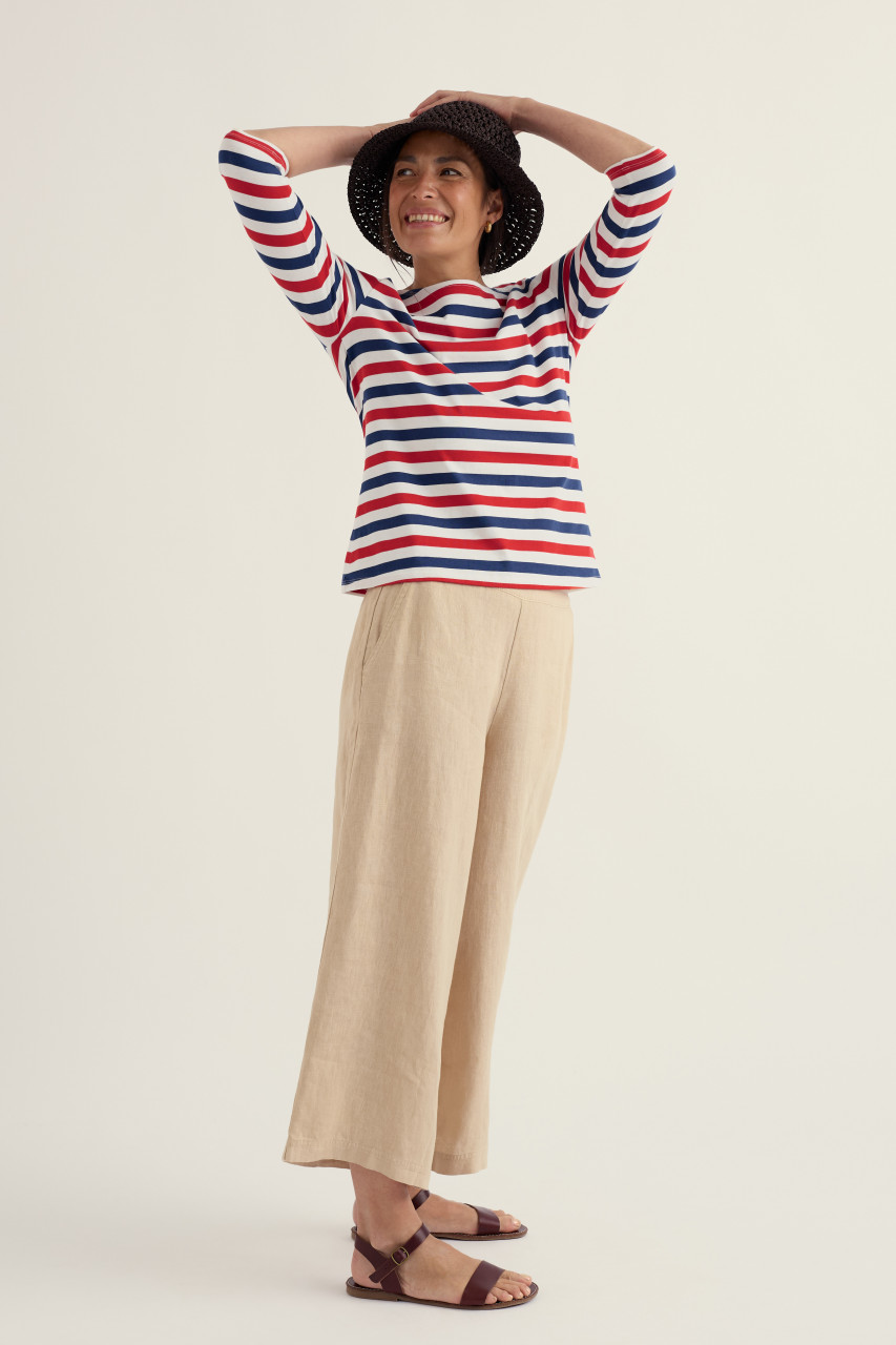 Model trägt ein blau rot weiß gestreiftes Streifenshirt Damen von Seasalt Cornwall