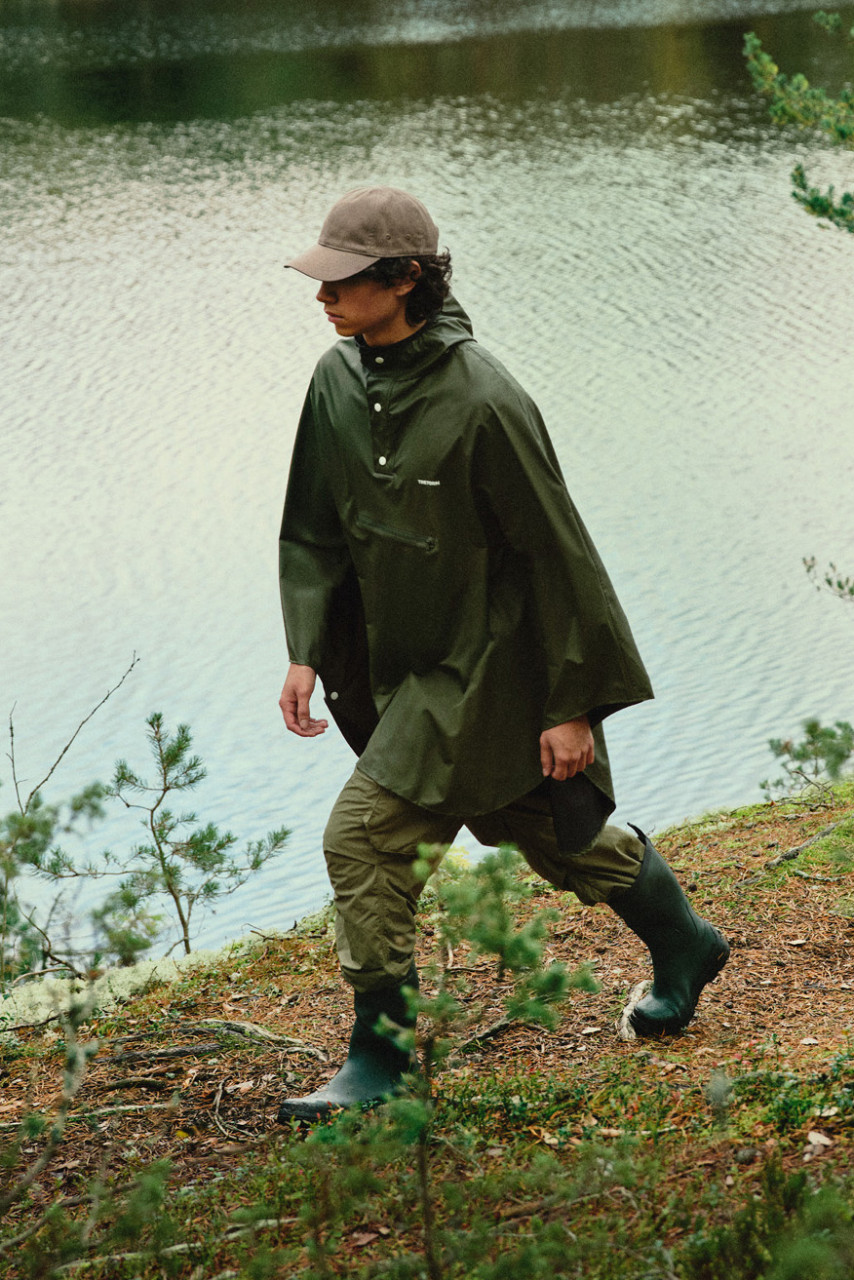 Regenponcho  - Mann Stimmungsbild draussen   - Seite  - 10