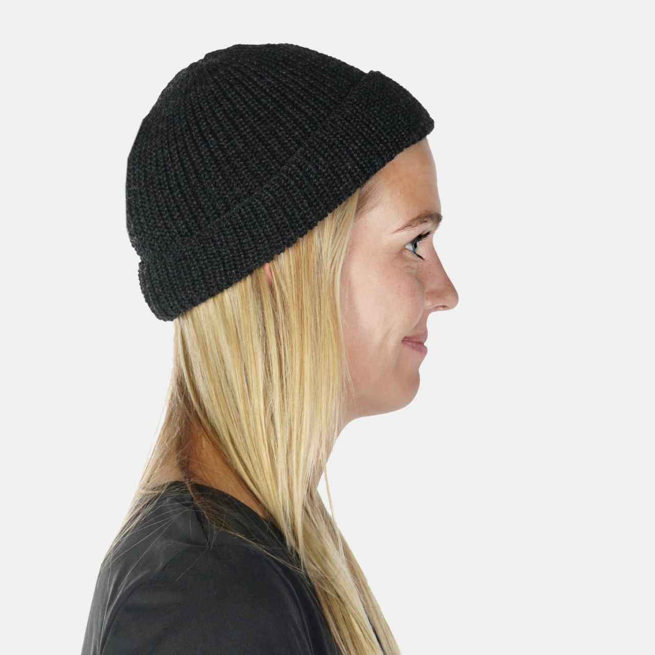 Model trägt eine Strickmütze