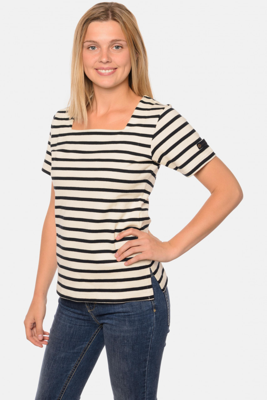 Weibliches Model trägt Fair-Trade Streifenshirt natur blau gestreift
