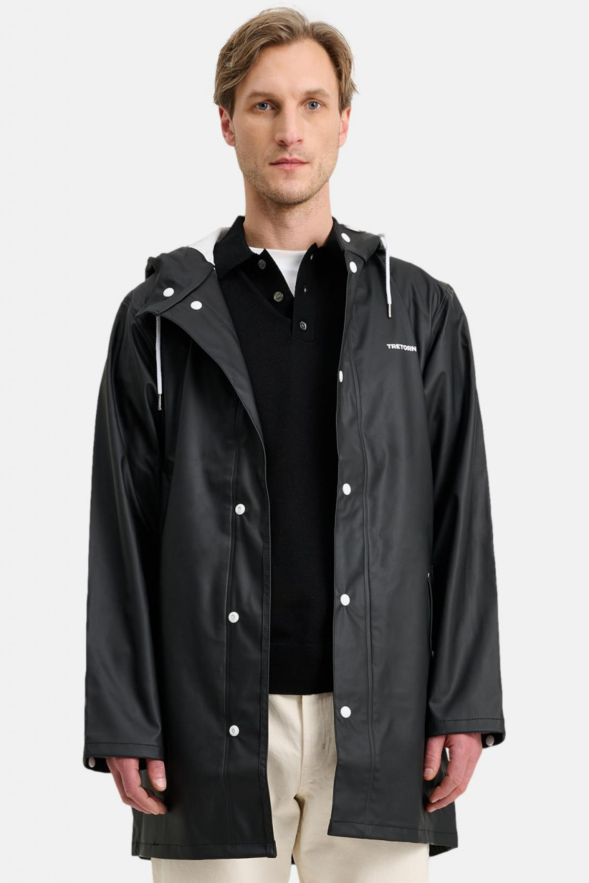 Mann trägt eine schwarze Regenjacke Unisex von Tretorn