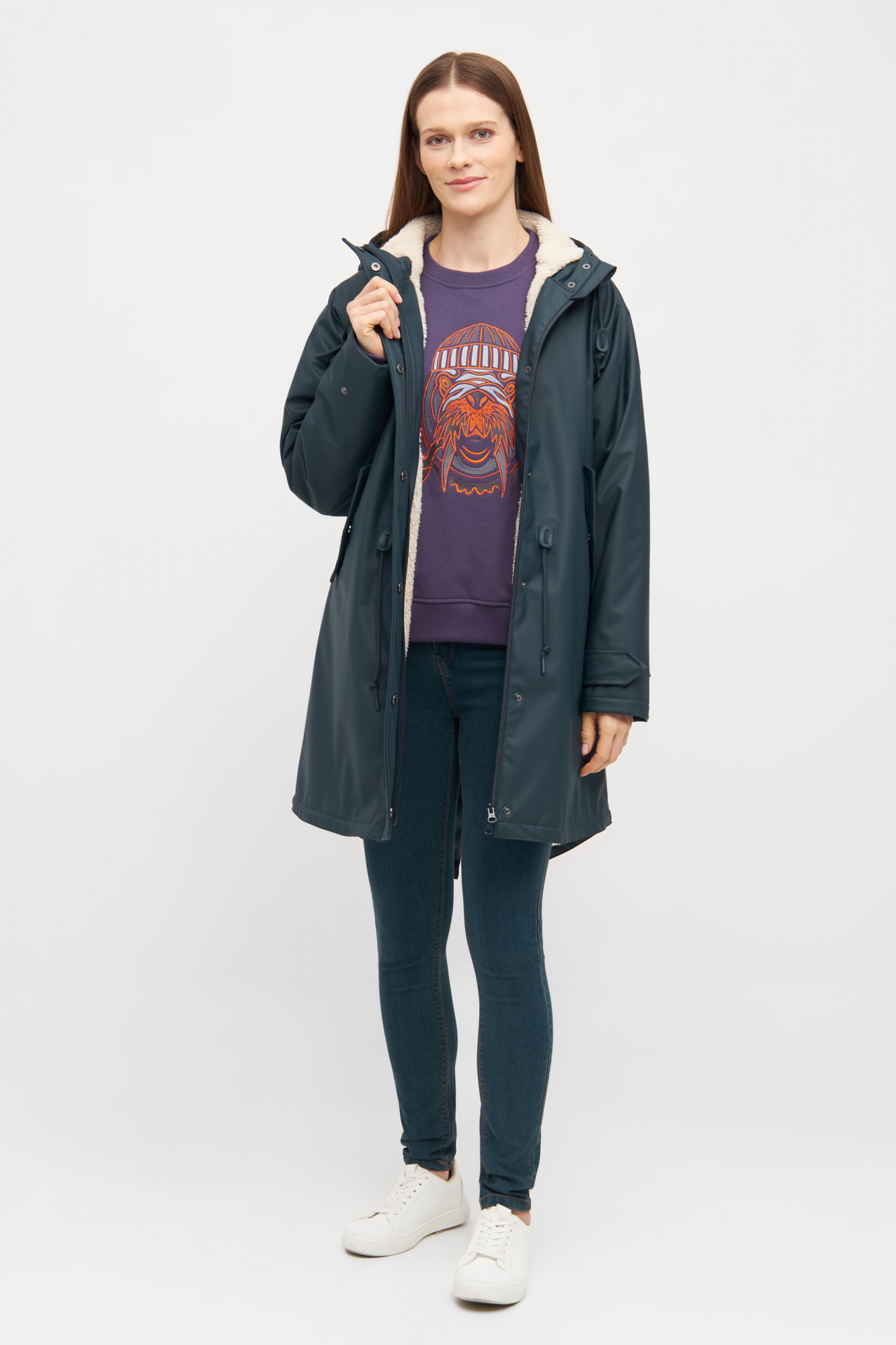 Model trägt blauen Regenjacke