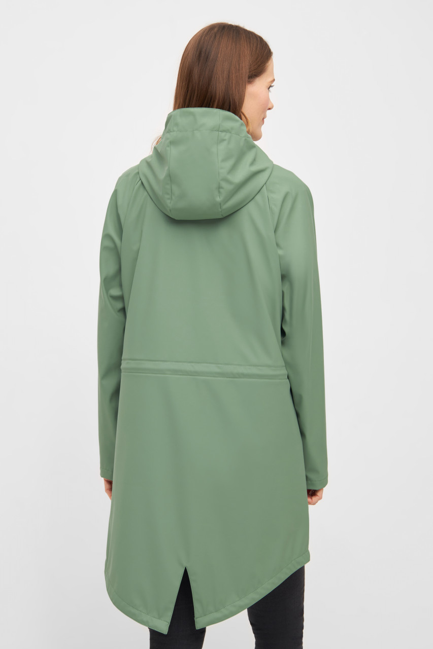 Model trägt grünen Regenjacke - Rückseite