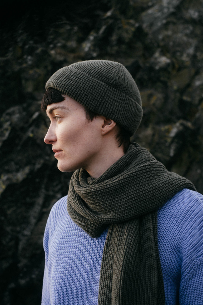 Model trägt eine Strickmütze  Outdoor Mood-Bild  - Seitenansicht