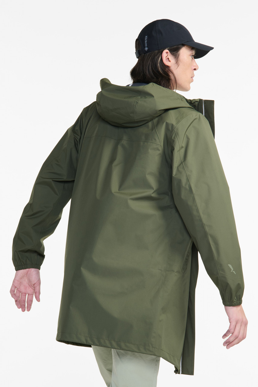 Weibliches Model trägt Regenjacke oliv grün - Rückseite