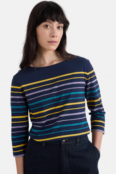 Model trägt Streifenshirt Blau Sailor Top von Seasalt Cornwall