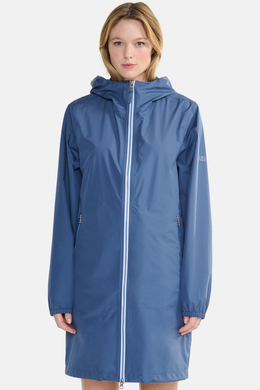 Model trägt eine Regenjacke