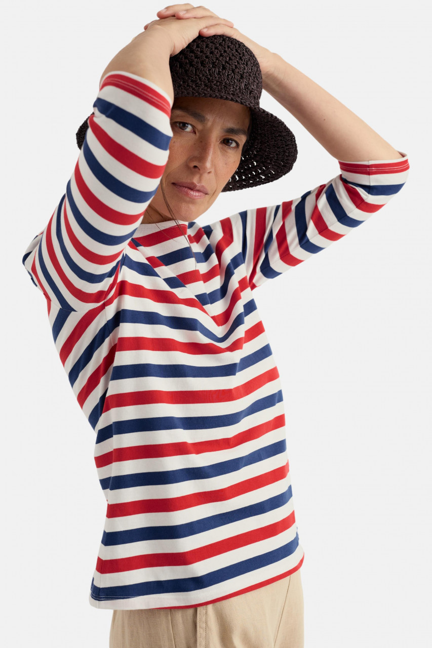 Model trägt ein Streifenshirt blau rot weiß gestreift von Seasalt Cornwall  - Seitlich