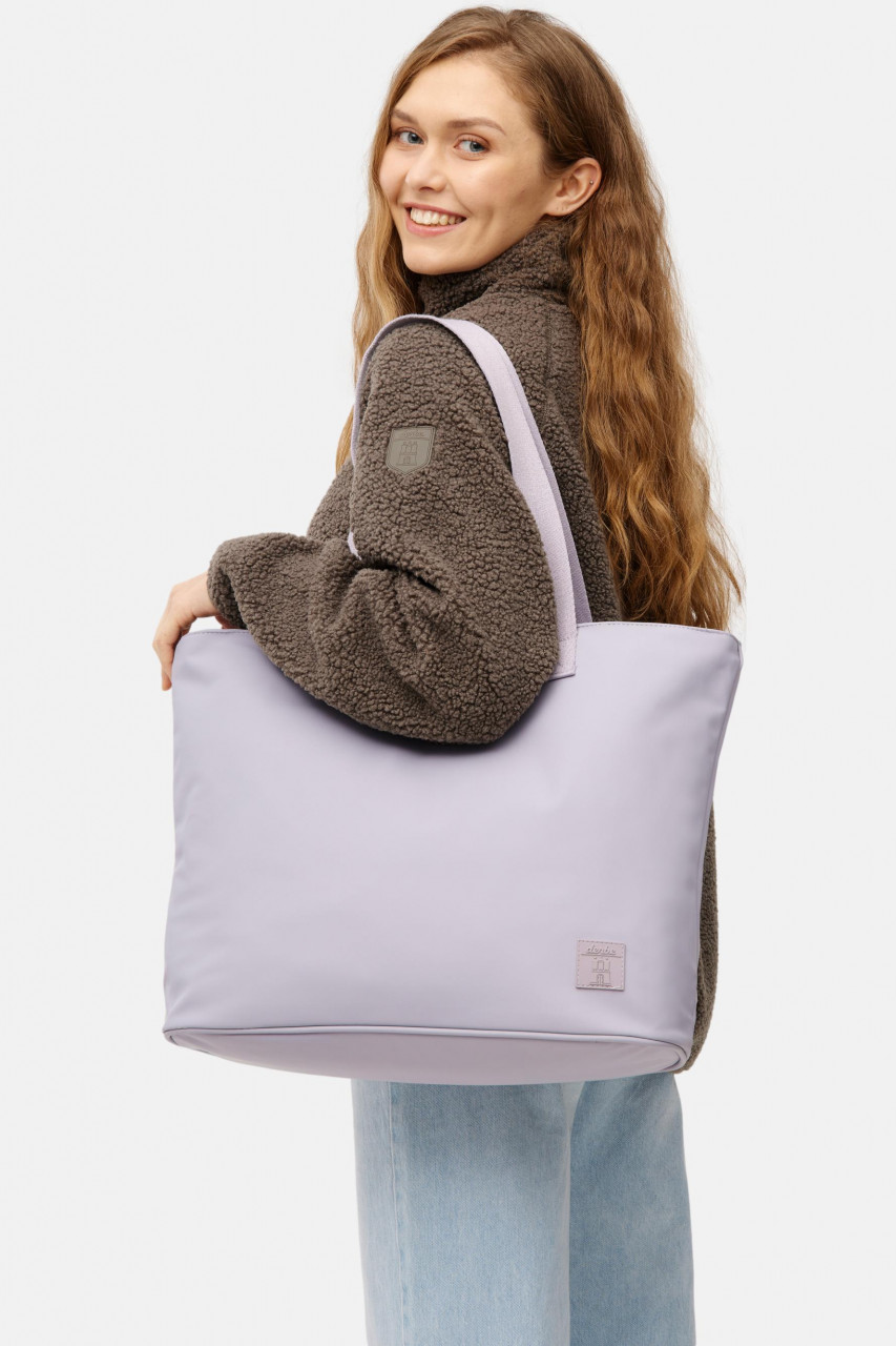Weibliches Model trägt Tasche Violett Shopper von derbe