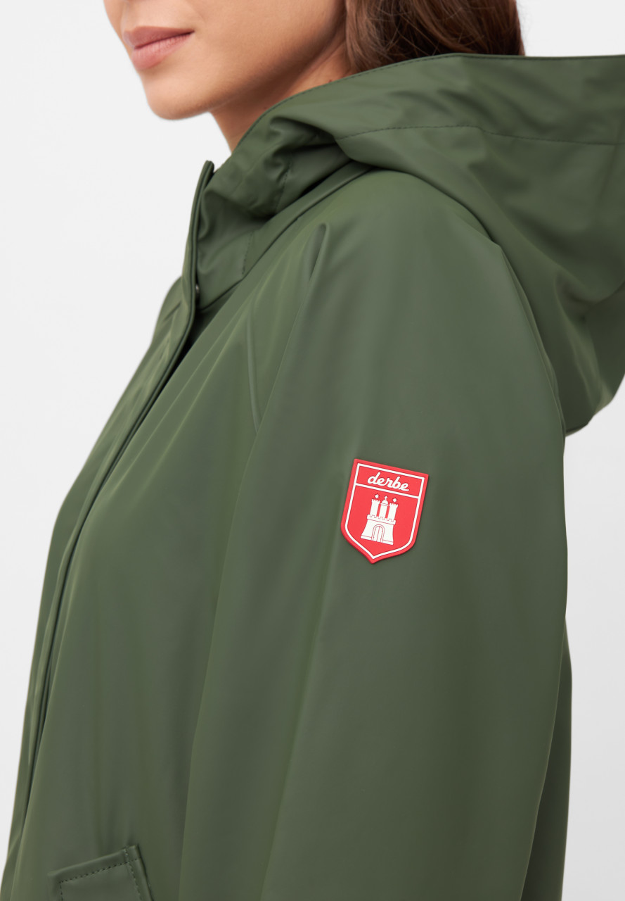 Model trägt grünen Regenjacke - Seite