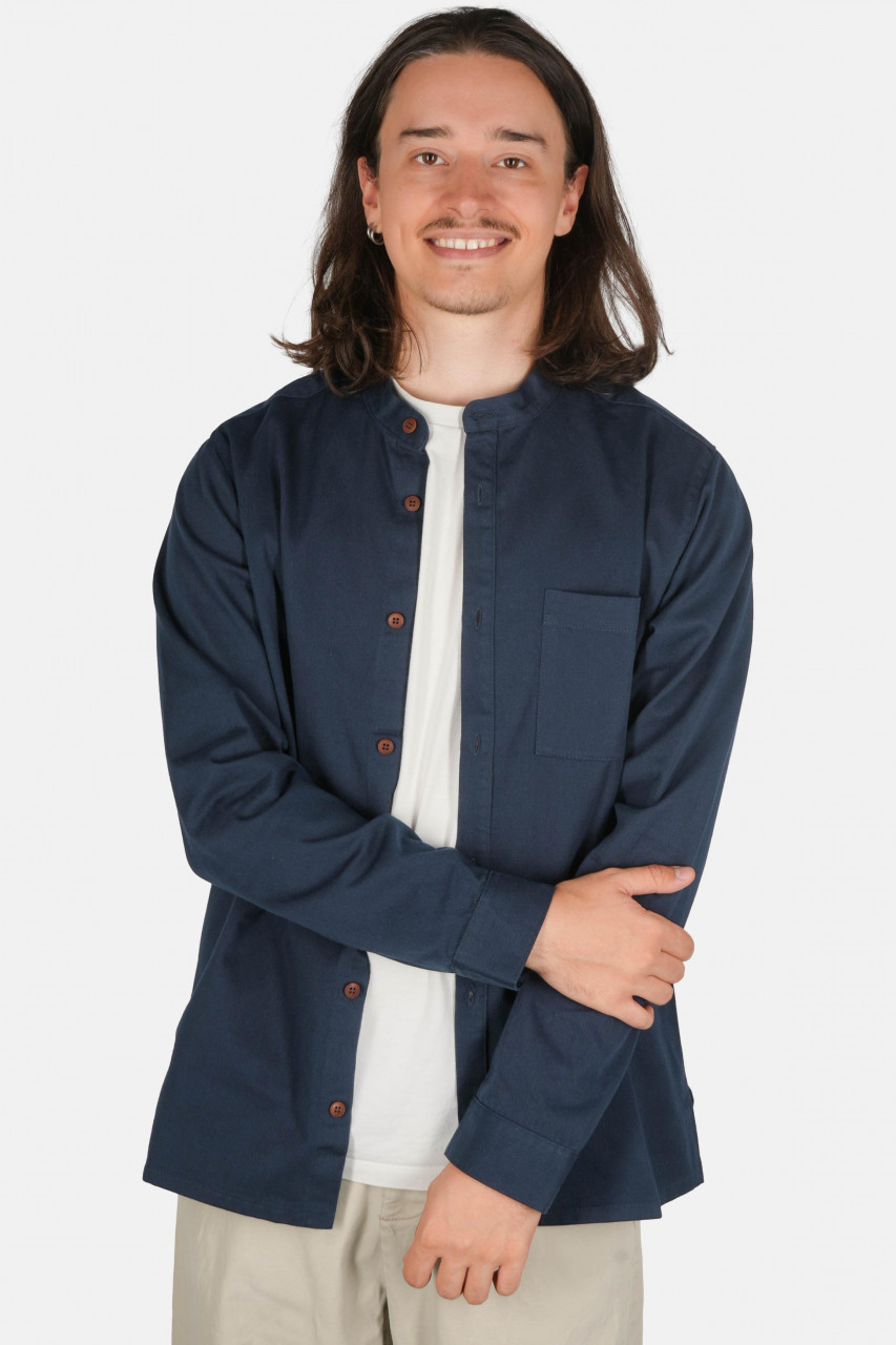Mann trägt Stehkragen-Hemd Navy-Blau von Hanseheld