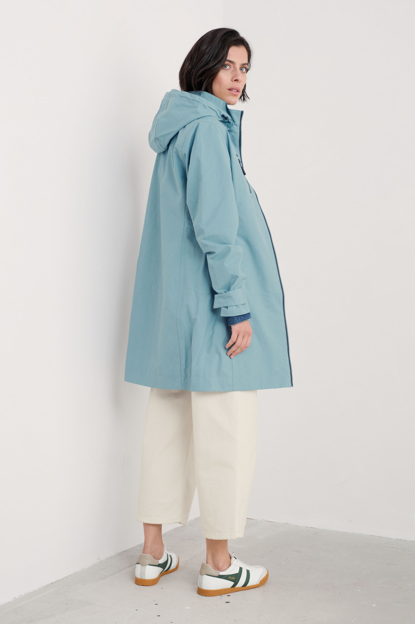 Weibliches Model trägt Damen Regenjacke - Seitlich