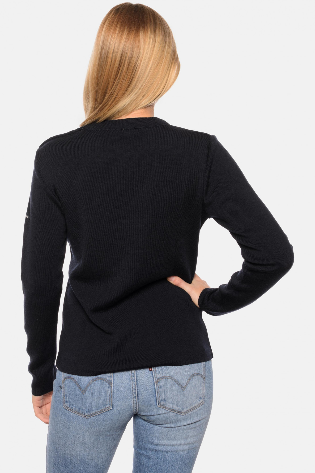 Weibliches Model trägt blauen Pullover - Rückseite