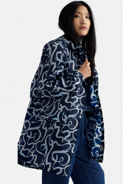 Model trägt Regenjacke Blau Weiß Wirbel Packable Waterproof Raincoat von Seasalt Cornwall - Seitenansicht