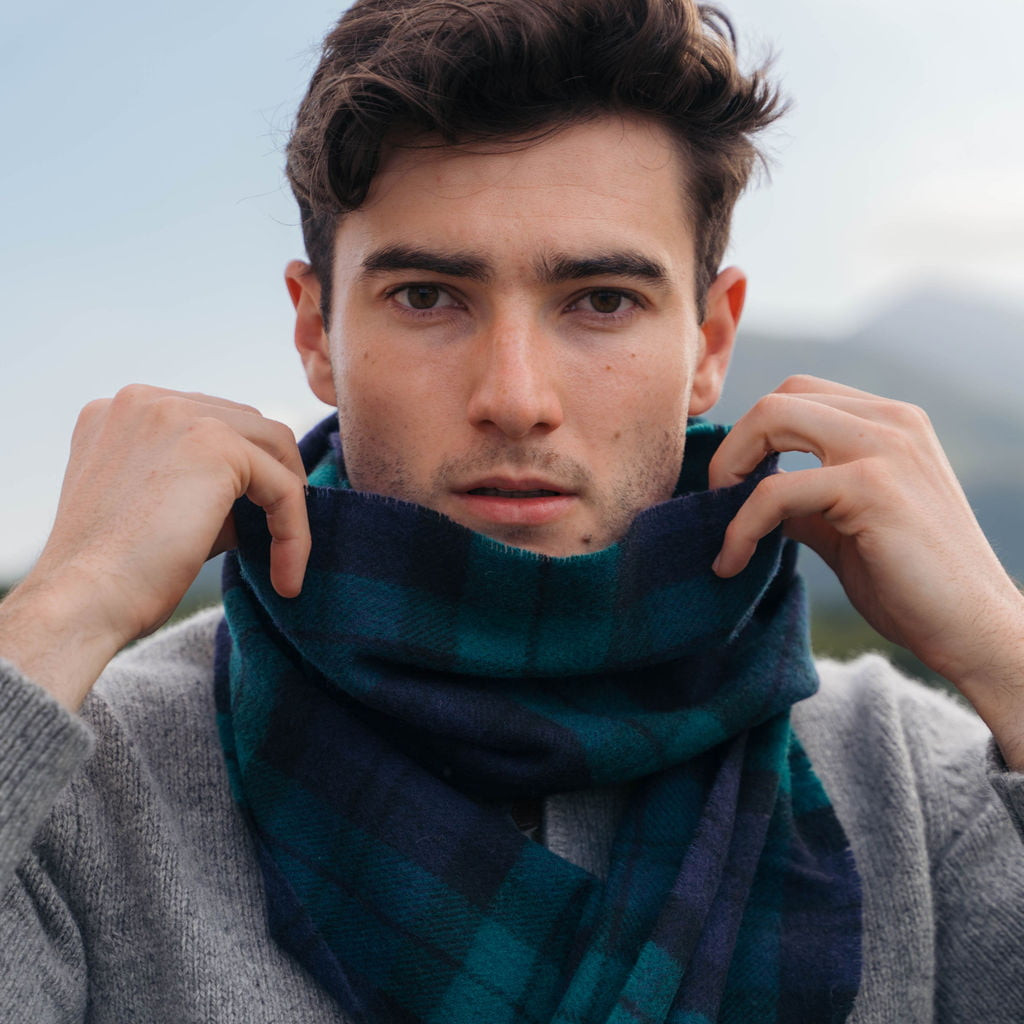 Männliches Model trägt einen grünen Schal Unisex von John Hanly Stimmungsbild draussen