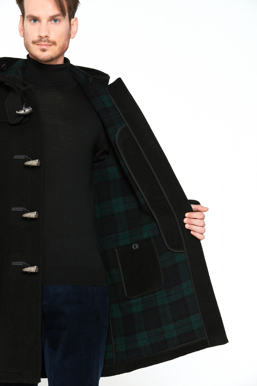 Model trägt Herren Dufflecoat