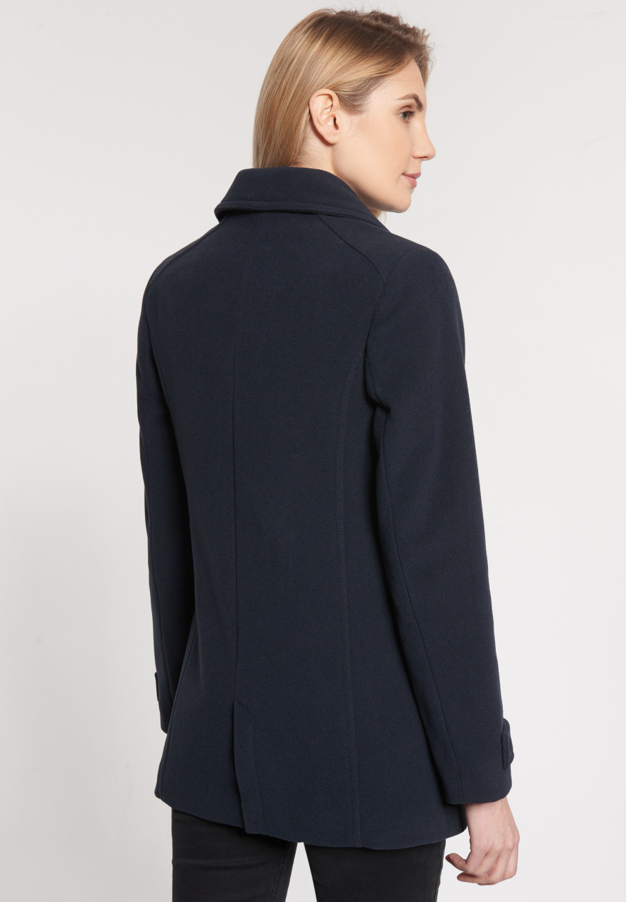Weibliches Model trägt Caban blau - Rückseite