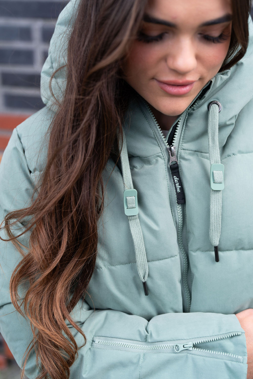 Weibliches Model trägt grünen Winterjacke  Stimmungsbild draussen   - 6