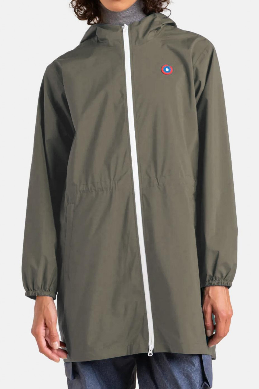 Weibliches Model trägt Unisex Regenjacke