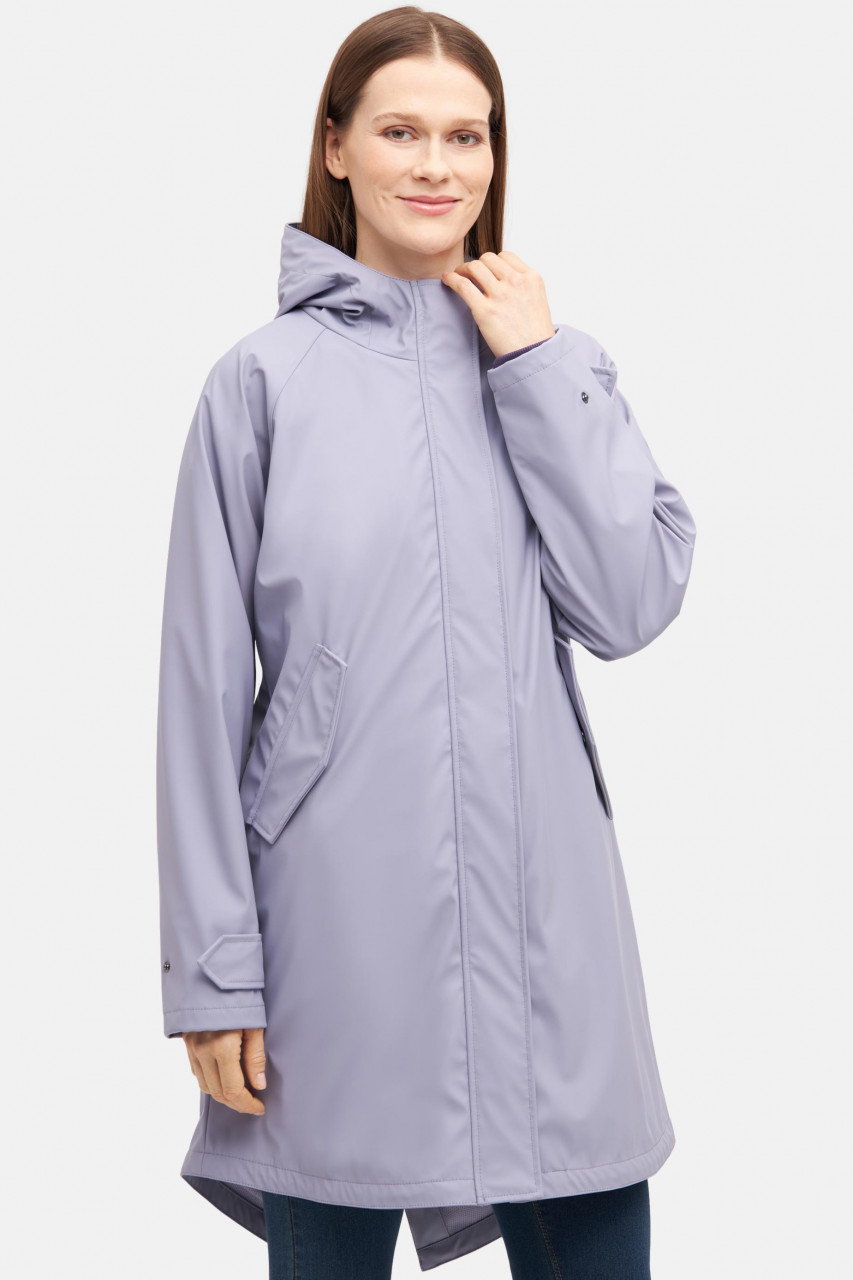 Weibliches Model trägt Regenjacke Violett Traveby Plain von derbe