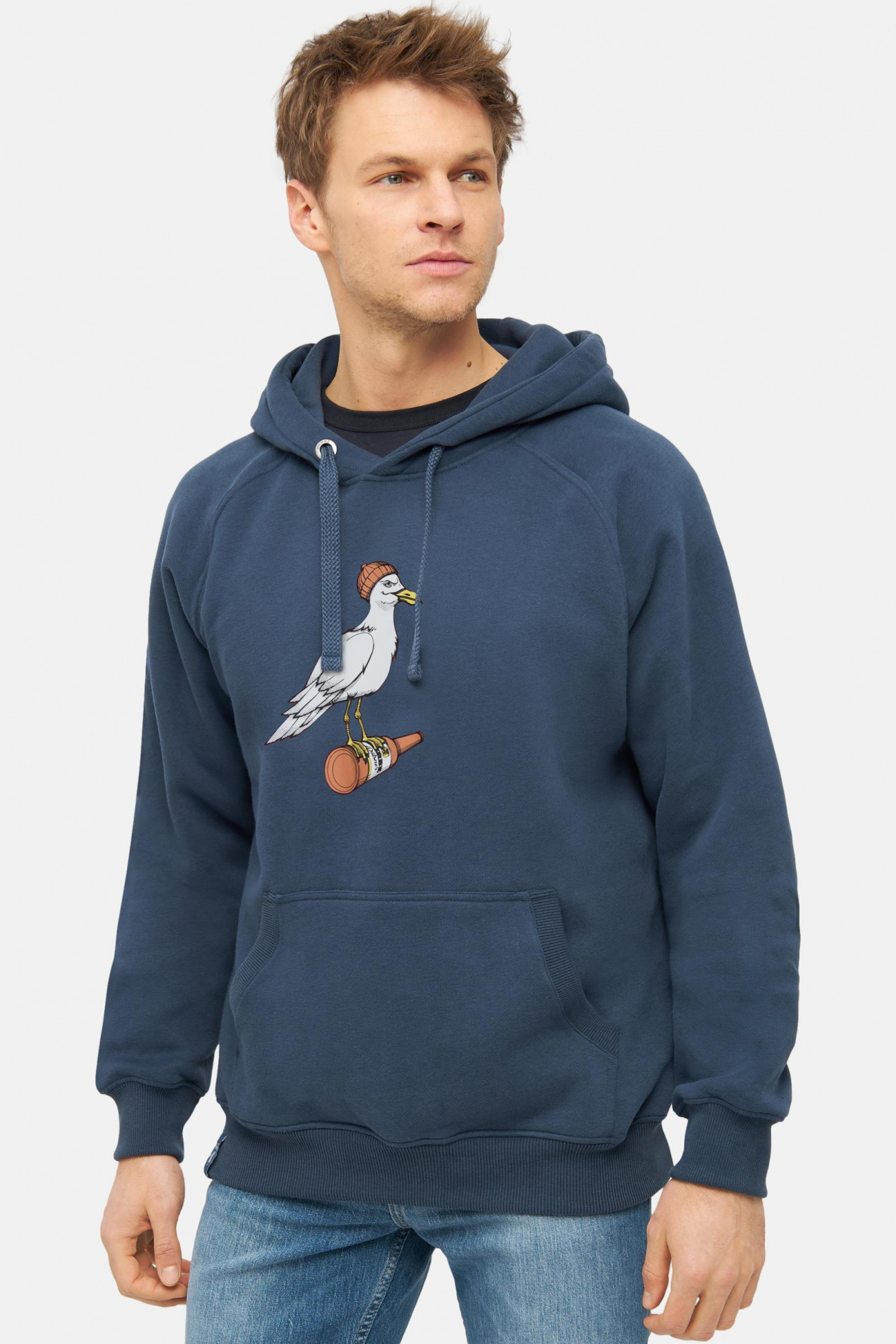Model trägt Hoodie Blau Sturmmöwe Mono von derbe