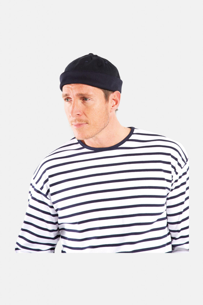 Männliches Model trägt Segler-Cap blau