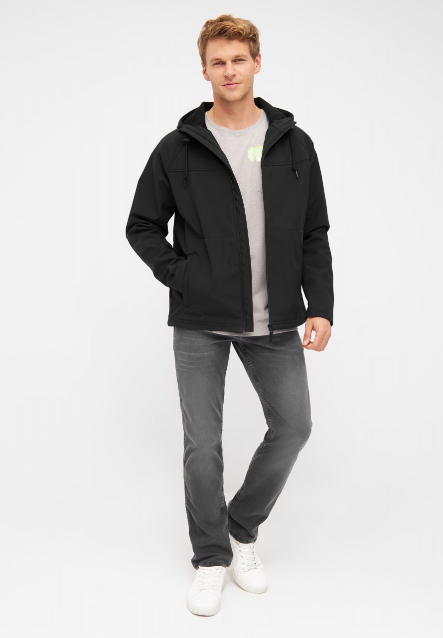 derbe Softshell Jacke schwarz - Model-Foto