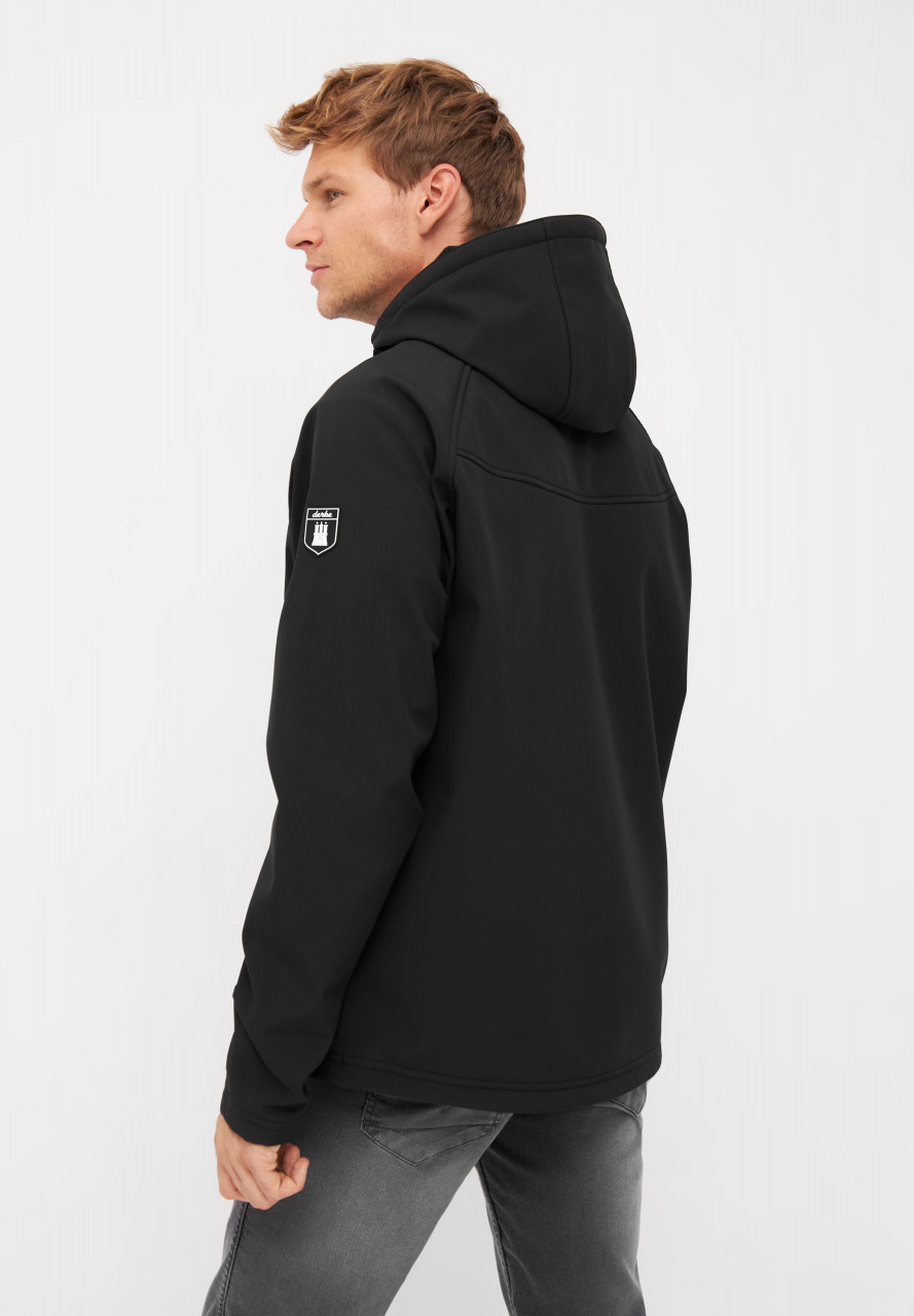 Mann trägt eine Softshell Jacke - Rückseite