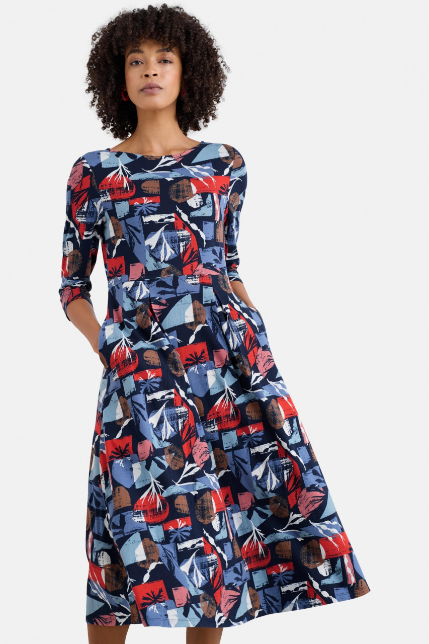 Model trägt Kleid Blau Wild Bouquet von Seasalt Cornwall