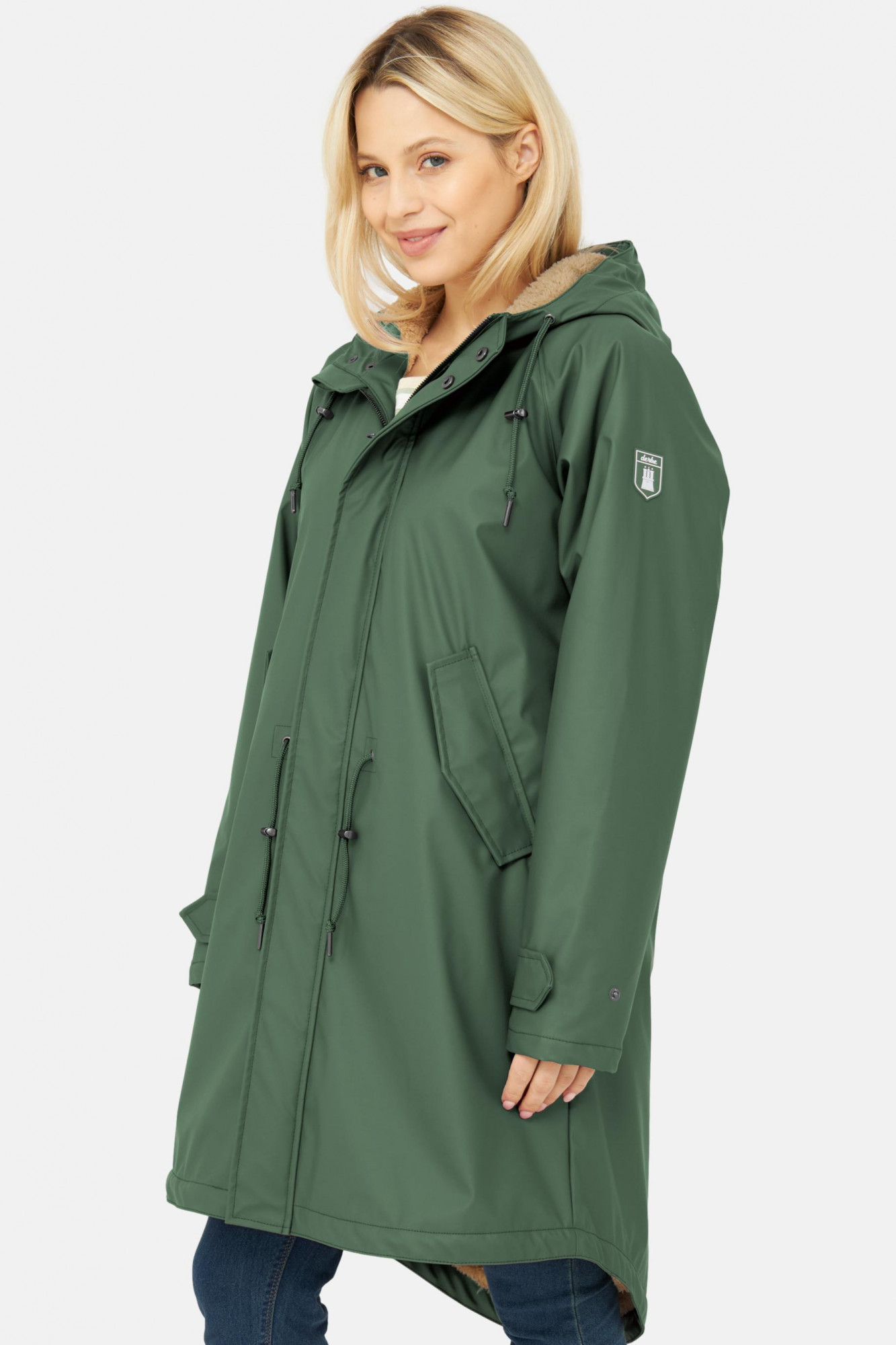 Model trägt Regenjacke Grün Friese Tidaholm von derbe - Seitenansicht