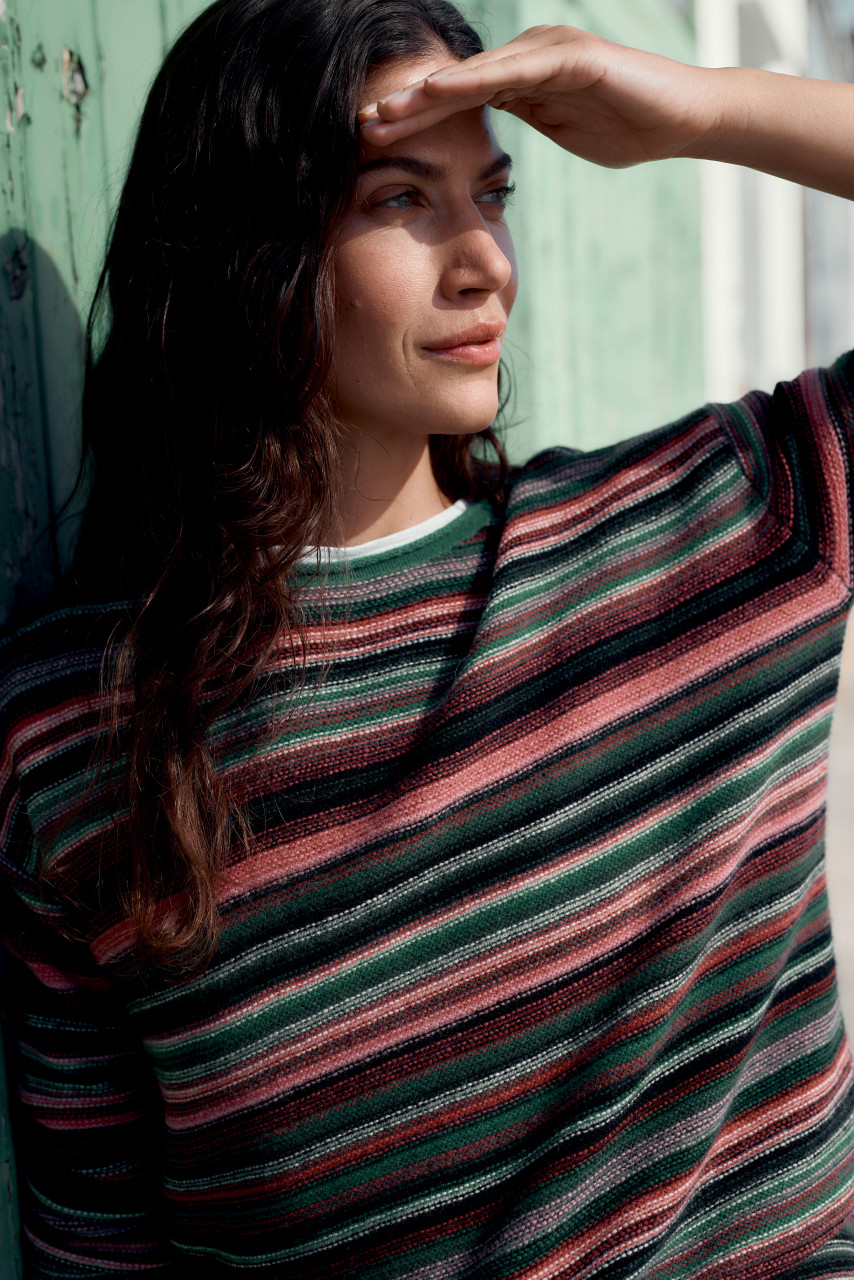 Weibliches Model trägt oliv grünen Pullover  Stimmungsbild draussen   - Seitenansicht  - 6