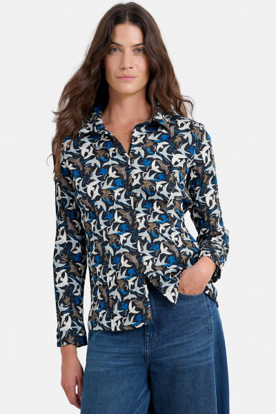 Frau trägt Bluse Blau Larissa Shirt von Seasalt Cornwall