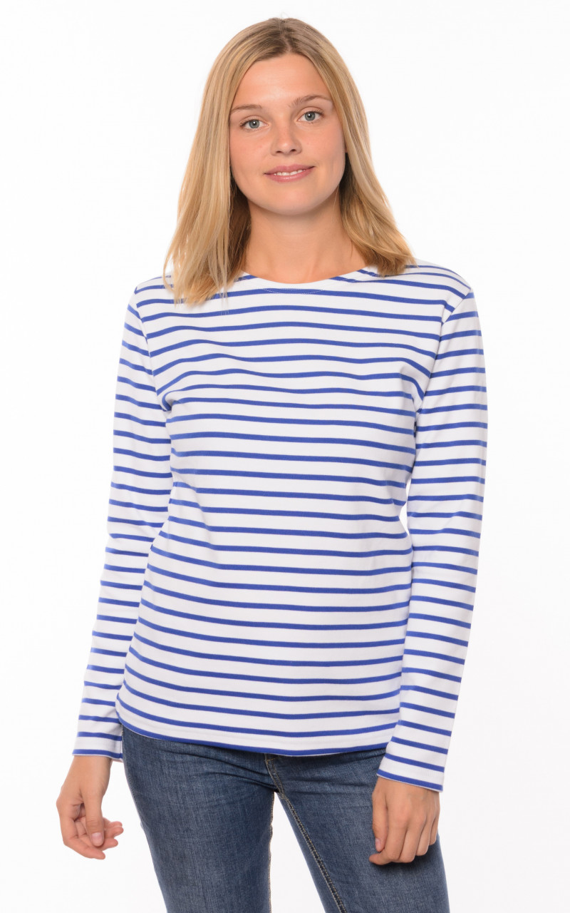 Model trägt Streifenshirt Weiß Sternblau Gestreift Lesconil von Armor Lux