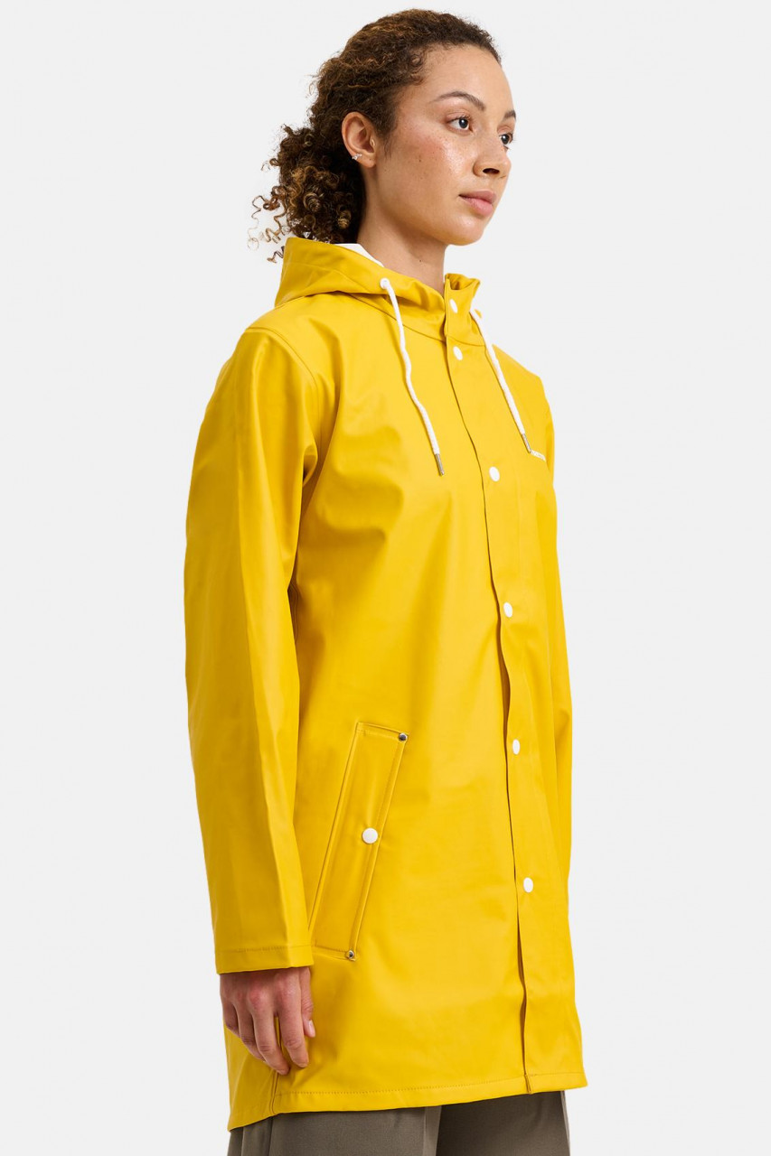 Model trägt Unisex Regenjacke  - Seite